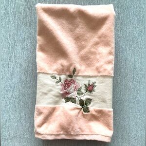 NWOT VTG Set of 2 Pink Cotton Hand Towels with a Band of Embroidered Pink Roses